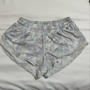 Used womens lululemon size 6 low rise hotty hot 2.5